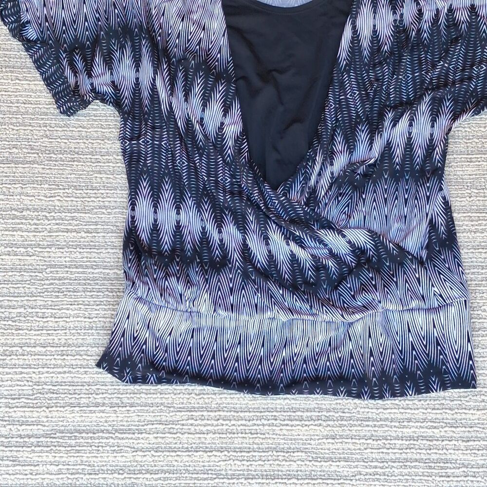 WORTHINGTON STRETCH WOMEN M BLACK BLUE IKAT CHEVRON SURPLICE FAUX WRAP BLOUSE - Picture 5 of 10
